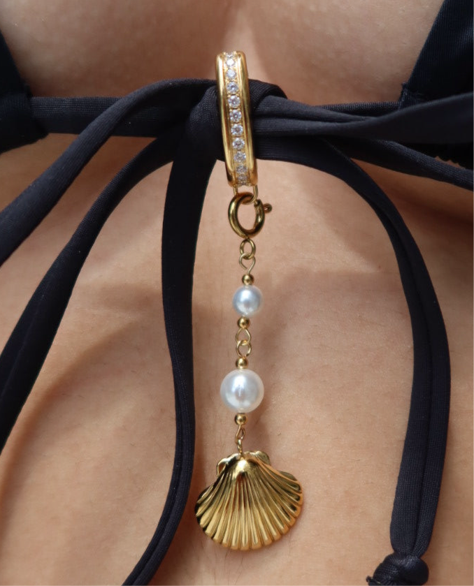 Concha de Oro Bikini Charm