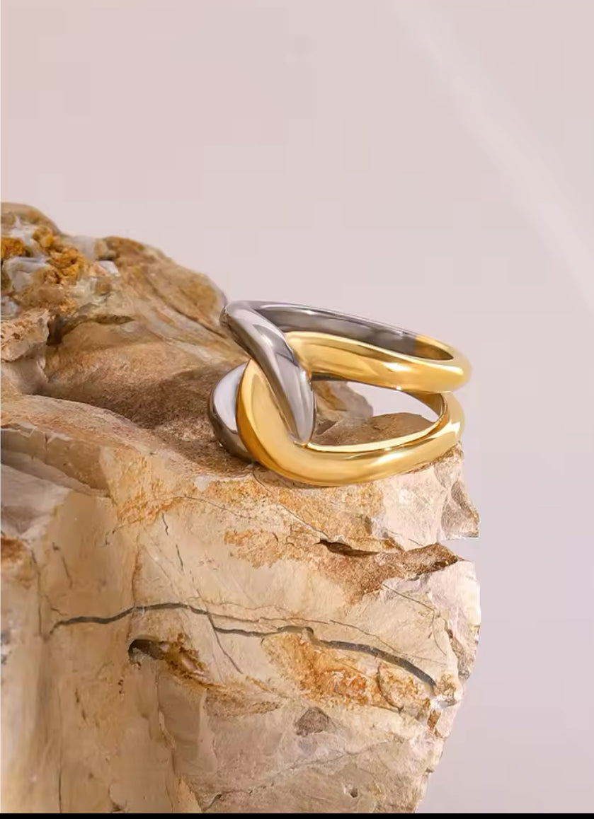 Twisted Geometric Ring